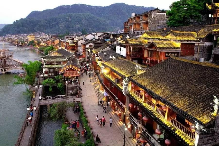 中老铁路国际旅客列车迎来开通后首个春运